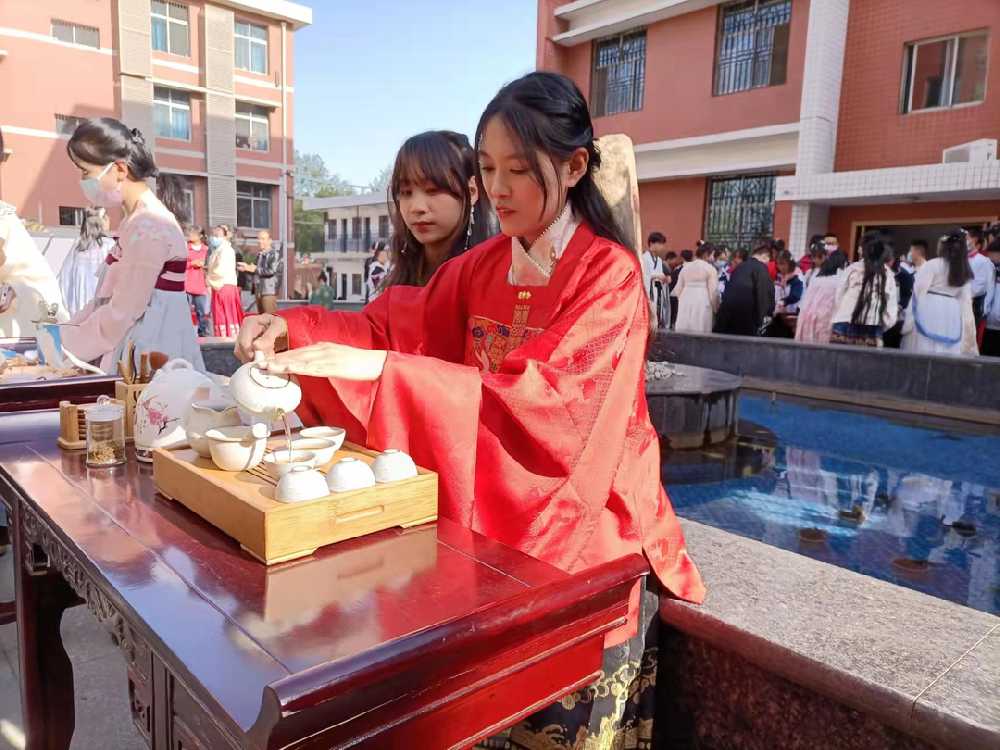 【未央教育】一幅美丽动人的祓禊春景图 ——西航一中第二届“上巳祈福·华服游春”活动美丽绽放